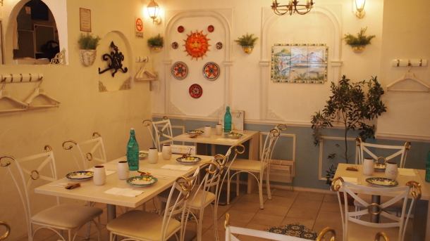 內裝的靈感來自阿馬爾菲海岸的一家餐廳，以白色和藍色為基色。