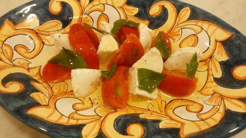 水牛モッツァレラチーズと高糖度トマト　カプリ風サラダ仕立て