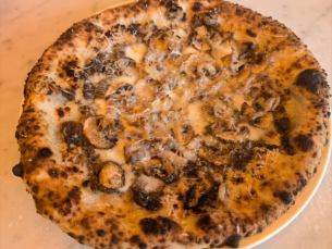 Truffle-scented mushroom pizza tartufa