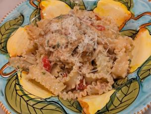 [Mafaldine] Italian rabbit thigh meat and cherry tomatoes in Ischia-style stew sauce topped with pecorino cheese