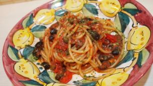 [スパゲッティ] 世界一のアンチョビで作るナポリの娼婦風ピリ辛トマトソース　プッタネスカ