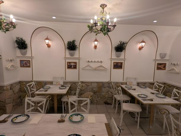 白を基調としたアマルフィ海岸のレストランをイメージした店内♪