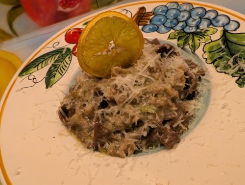 [ココアを練り込んだフェットチーネ] 鴨挽肉とマッシュルームペーストと白ネギの煮込みソース