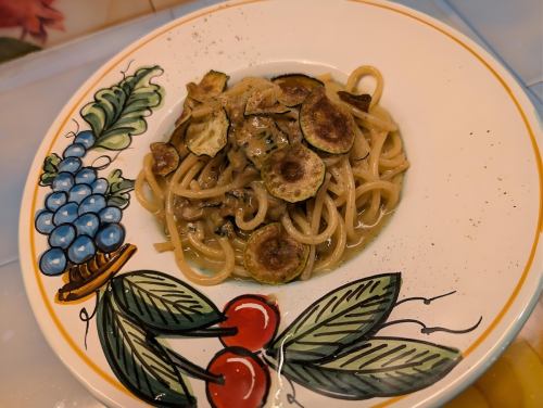 [スパゲッティ] アマルフィー・ネラーノ風　たっぷり揚げズッキーニと燻製プロボローネチーズの濃厚ソース