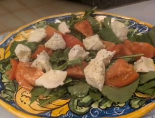 トリュフ香る水牛モッツァレラチーズと高糖度トマトのサラダ