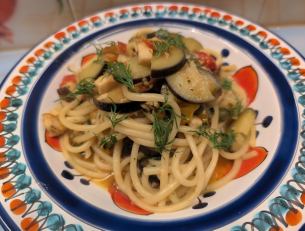 [ブカティーニ] シチリア風燻製メカジキとナスとフレッシュトマトのオイルソース サフランとディル風味