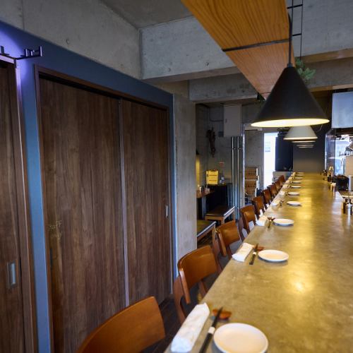 <p>デートにもぴったりなカウンター席を完備しています 。シックで落ち着いた雰囲気で、お二人だけの時間をゆっくりお過ごしいただけます。もちろん、お一人様でも大歓迎！お仕事帰りなどに、お好きな焼鳥とドリンクを気軽に楽しめます 。</p>