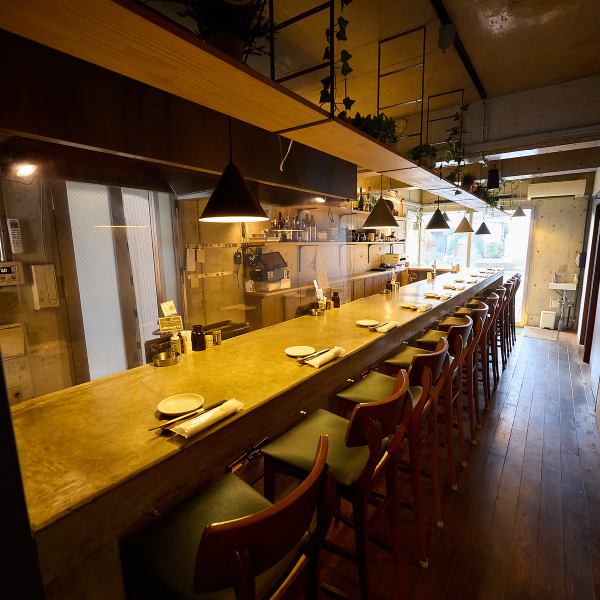 お食事とお酒をゆっくりとお楽しみいただけるよう、店内は喫煙可です 。周りを気にせず落ち着いて食事を楽しみたい方におすすめです。全10席のカウンター席で、こだわりの焼鳥と豊富に揃えたドリンクを心ゆくまでご堪能ください♪
