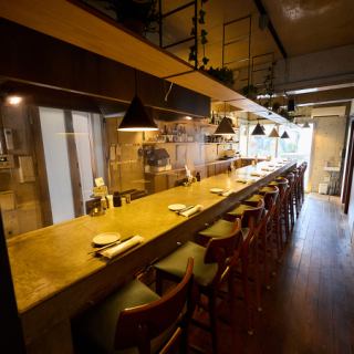 当店ではカウンターのお席を10席完備しております。お一人様のお食事からデートなどの大切なひと時まで様々な場面でご利用いただけます。