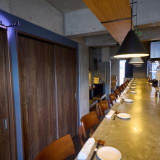 目の前で丁寧に焼き上げる焼鳥をとことん楽しむには、カウンターのお席がオススメです☆炭火の香が食欲をそそること間違いなしです。是非ご堪能下さい。