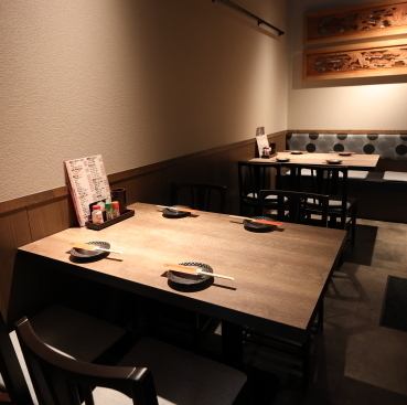 【1階：テーブル席】木のぬくもり感じる落ち着いた雰囲気の店内。1階のテーブル席は、最大10名様利用可能です☆各種ご宴会にオススメです！