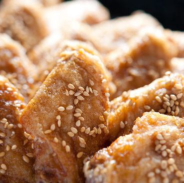 【手羽先の唐揚げ】テイクアウトでも大人気のてばから。スパイスが効いていて何本でも食べられるおいしさ。