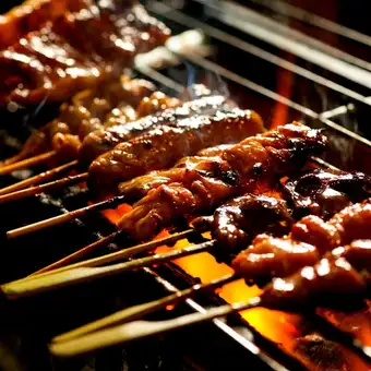 桜燻と朝引き鶏を味わう”極み鶏”コース　朝引き胸肉のタタキや店主厳選炭火焼き鳥2種など全7品