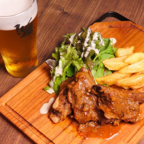 【当店おすすめ◎】≪スペアリブ≫はジューシーで濃厚な味わい！一度食べたらやみつきに♪968円(税込)～