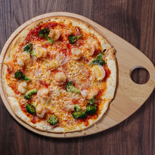 【贅沢なトッピング】≪エビとブロッコリーの4種類のチーズpizza≫は超薄生地でパリパリ食感！1408円(税込)