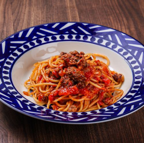 ゴロゴロ挽き肉のトマトソースパスタ