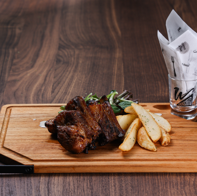 ソーセージグリルやスペアリブなどお肉好きにはたまりません♪