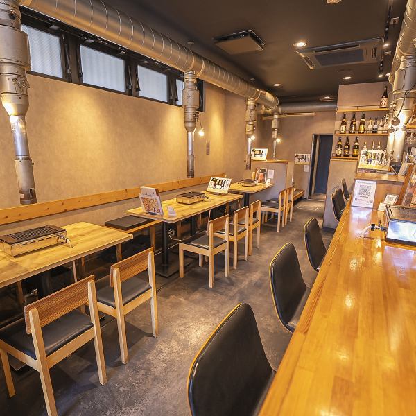 느긋하게 본격 야키니쿠를 즐길 수 있는 【야키니쿠 호르몬에 가자 카리엔】 데이트나 혼자서의 이용에 추천의 카운터석이나, 대인원수의 연회에도 대응 가능한 테이블석을 준비!