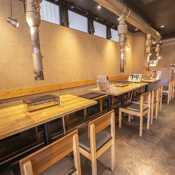 4명 걸이나 6명 걸이 테이블석을 준비.테이블을 연결하면 최대 14 명까지 이용 가능하고, 동료끼리의 모임이나 회사의 연회에도 대인기입니다!연회에 딱 맞는 음료 무제한 코스도 준비하고 있으므로 꼭 예약 기다리고 있습니다◎