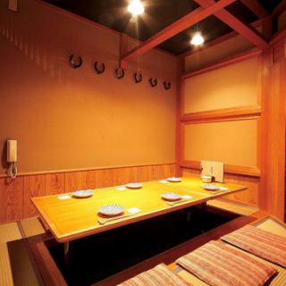 【完全個室】は4名様・6名様・8名様/10名様を完備。様々なシーンでご利用。最大6名様迄ご利用可能。（※事前要予約です。個室をご希望の方はお問合せ下さい。）
