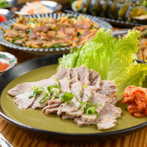 《김치포삼(찜돼지김치)》850엔(부가세 포함)