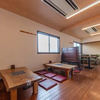 2階席に6名掛けのテーブルが2席あります。