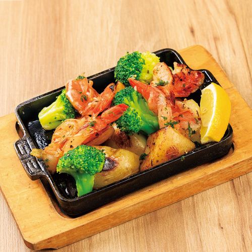 Stir-fried shrimp, potato and broccoli with garlic