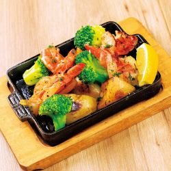 Stir-fried shrimp, potatoes and broccoli with garlic