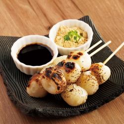 [Dessert] Charcoal-grilled mitarashi dango ~brown sugar kinako~