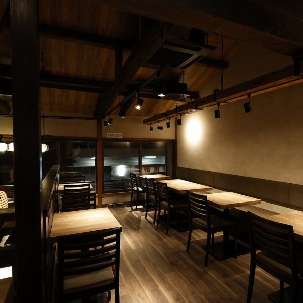 [1st Floor Counter Seats] Enjoy freshly grilled skewers and drinks while savoring the aroma of charcoal.It's also recommended for individuals or small groups.