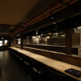 炭火の香りを感じるカウンター席。少人数でのお食事や、串焼きとお酒を楽しむ夜におすすめです。
