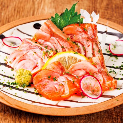 Crispy salmon sashimi served with soy sauce