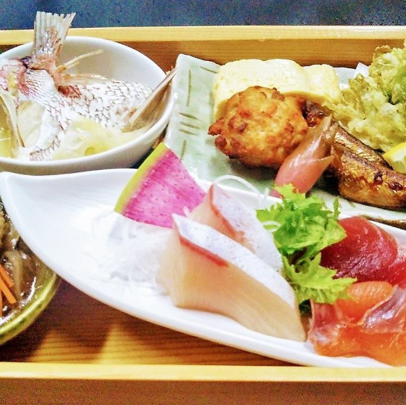 色々な味が楽しめる[箱膳1200円]は目でも楽しめる人気の逸品♪