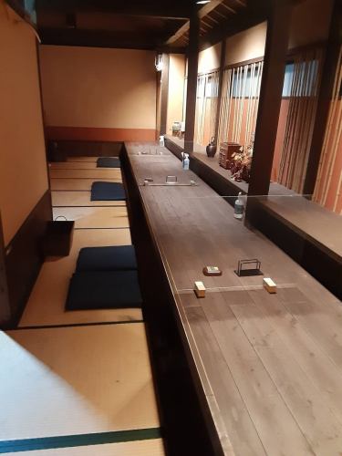 掘り炬燵式のカウンター席