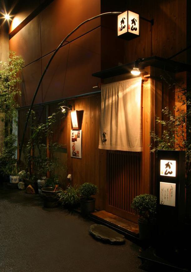An adult hideaway with "Japanese food" that makes use of seasonal ingredients and "Sake" carefully selected from all over the world