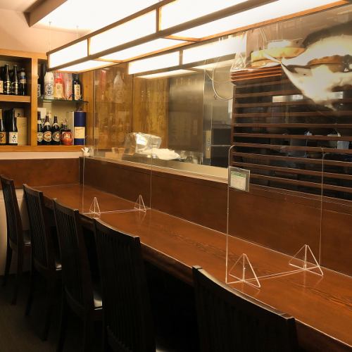 [1st floor] Counter seats that are perfect for private occasions such as one person or a date.Two seats are separated by an acrylic board.