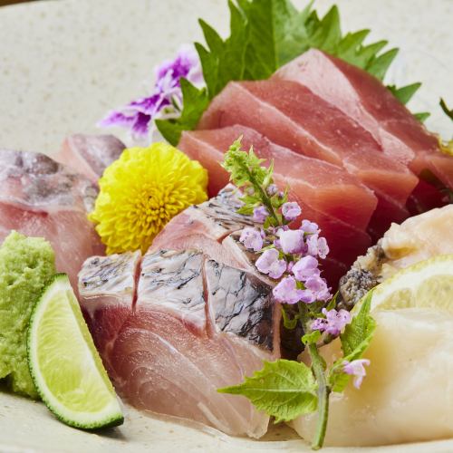 We purchase fresh seafood from Toyosu every morning.