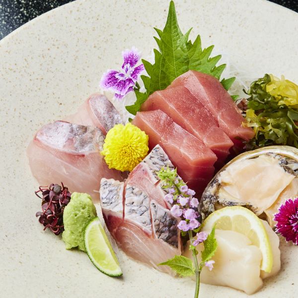 お刺身はその日に仕入れたお魚をご用意。料理人の技が光る、目にも美味しい一皿です。