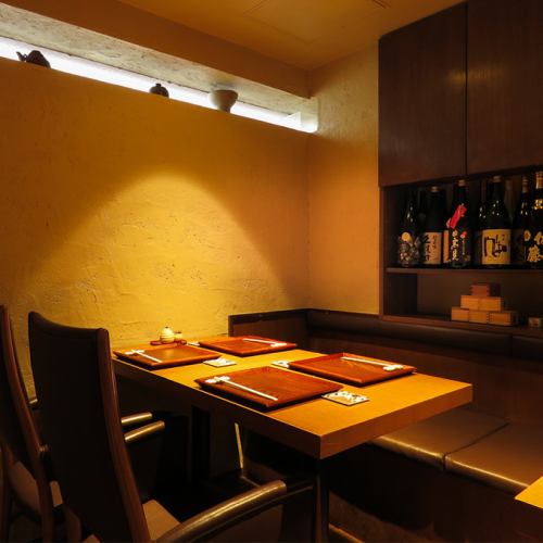 [2nd floor] The semi-private room partitioned by the lattice door at the back is recommended for important hospitality such as entertaining guests.Accommodates up to 6 people.(Private room charge: 15,000 yen for 2 people, 10,000 yen for 3 or more people)