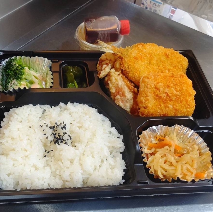 テイクアウトしています。 唐揚げの単品、お弁当、ポテトなど。