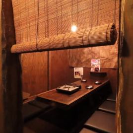 A completely private room with a sunken kotatsu ♪ If you remove the partition, we can also accommodate groups of guests ★ The interior is based on the concept of a cave, so you can forget about time and relax ♪