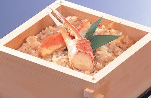 身も出汁も全てをのせた贅沢な一品【かに飯】