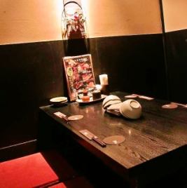 可容纳4人的私人房间令人放松的独木舟座位，您可以在这里与喜欢的朋友交谈以放松身心！我是如果要在相模原站步行1分钟的私人居酒屋里喝一杯，请把它放到``清酒蔬菜隐身月月Akari相模原商店''！