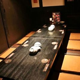 可容納8人的私人房間重視日本風味的空間。日本紙燈籠的照明營造出懷舊和新的氛圍。您可以在私人空間中享受酒會和各種宴會，而不必擔心其他客人。我們提供了很多適合宴會的無限暢飲套餐♪可以以+500日元享受品牌燒酒和清酒的高級無限暢飲◎