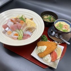 您可以同時享用海鮮蓋飯和炸竹莢魚。