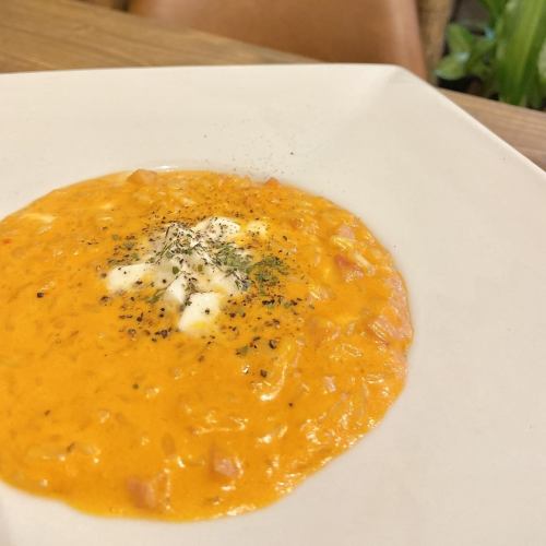 番茄烩饭配培根和马苏里拉奶酪