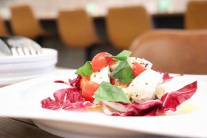 水牛モッツァレラチーズとトマトのカプレーゼ～グリーンペッパーソース～