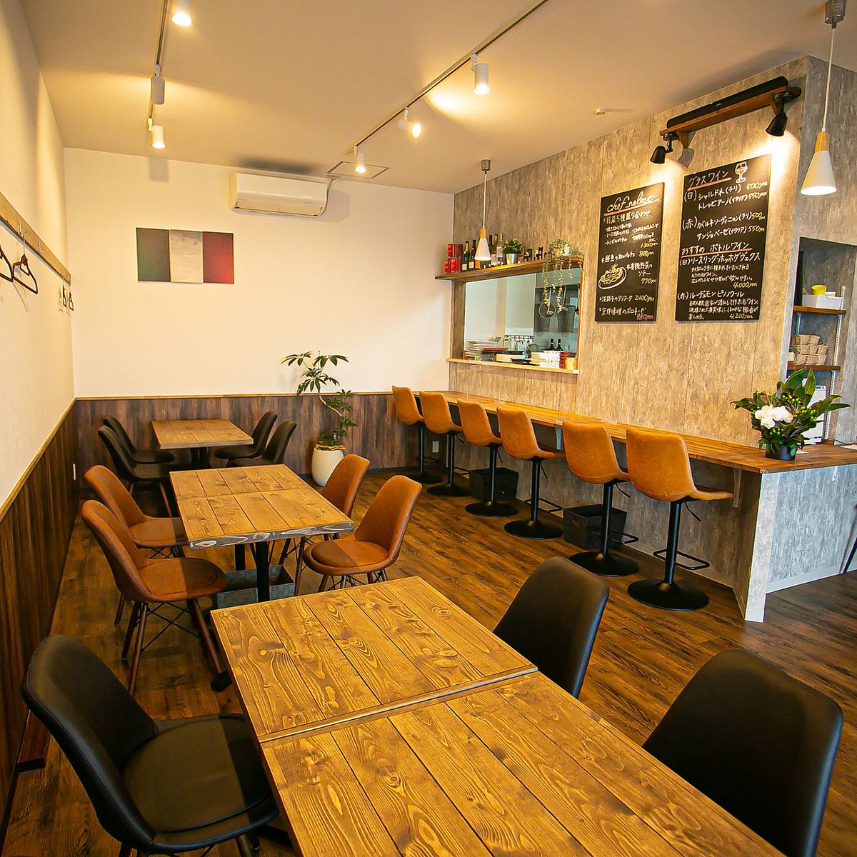 落ち着く店内でごゆっくりお過ごしください