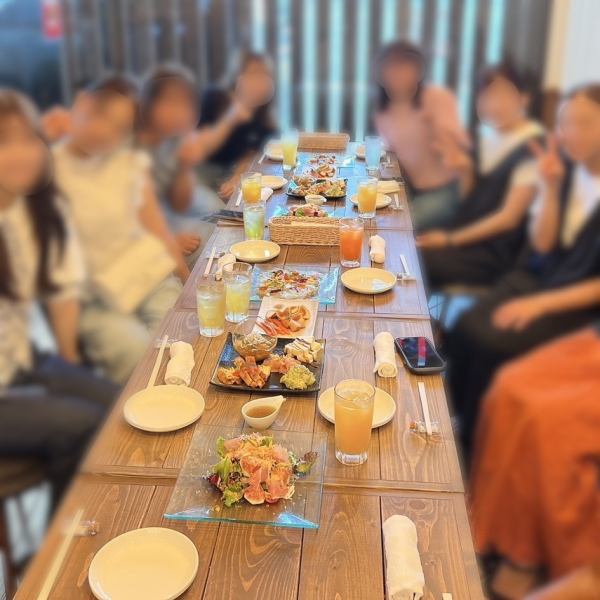 【さまざまなシーンに使える◎】女子会や宴会、ご友人やご家族などさまざまなシーンに使えるテーブル席を多数ご用意！お席を繋げれば大人数でも安心です◎是非ご利用くださいませ！