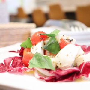 水牛モッツァレラチーズとトマトのカプレーゼ～グリーンペッパーソース～